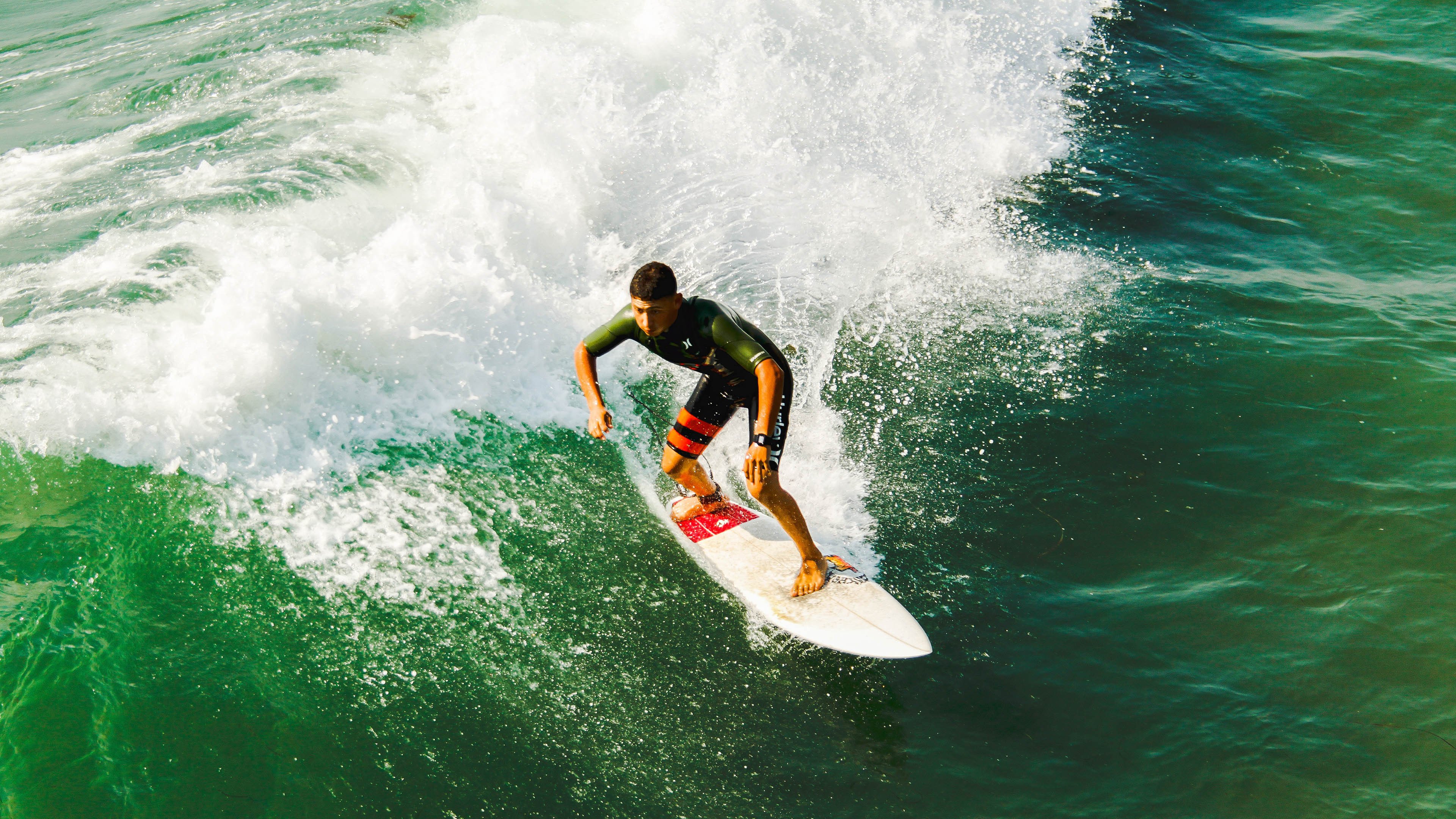 赛场周边商业区人流激增,城市商圈活力被激活,赛场场地